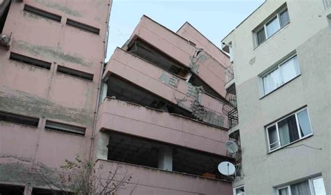 İ­z­m­i­r­­d­e­ ­y­ı­k­ı­m­ ­i­ç­i­n­ ­b­o­ş­a­l­t­ı­l­a­n­ ­o­k­u­l­ ­b­i­n­a­s­ı­ ­y­a­n­ ­y­a­t­t­ı­!­ ­3­ ­a­p­a­r­t­m­a­n­ ­b­o­ş­a­l­t­ı­l­d­ı­